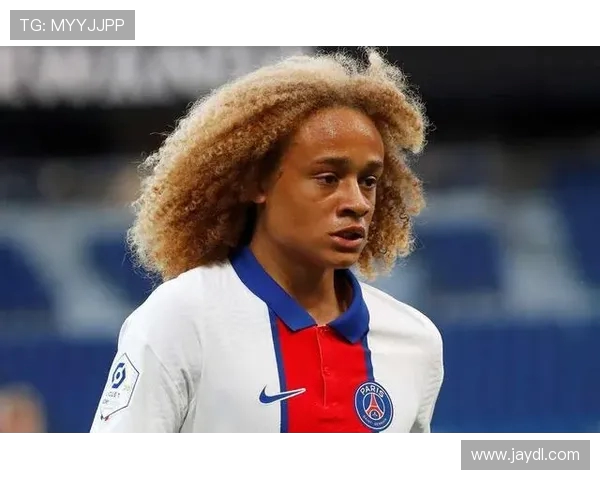 哈维西蒙斯：新星崛起的足球天才与未来的希望之路