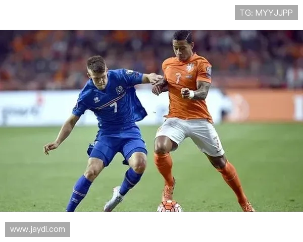 天皇杯决战浦和红钻与鹿岛鹿角激烈对抗展现足球魅力