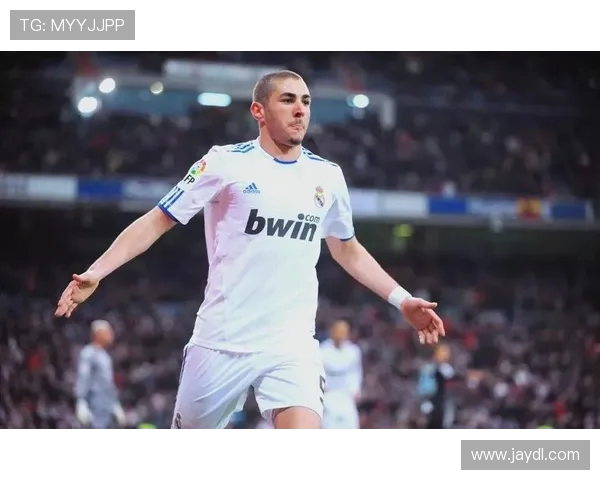 本泽马的传奇之路：从青涩少年到世界足球巨星的辉煌历程