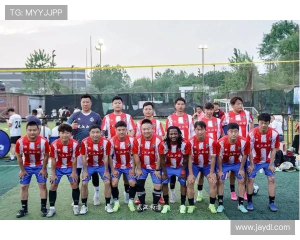 重庆与武汉足球队的激烈对决展现了中国足球的无限魅力与竞争精神