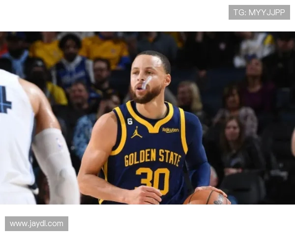 雷霆与爵士激战正酣大比分对决引发球迷热议与期待 雷霆与爵士激战正酣大比分对决引发球迷热议与期待